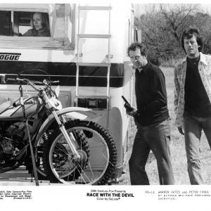 Still of Peter Fonda and Warren Oates in Race with the Devil 1975