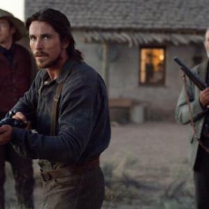 Still of Christian Bale and Peter Fonda in Traukinys i Juma (2007)