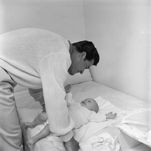 James Garner at home with daughter Gigi 09-15-1958