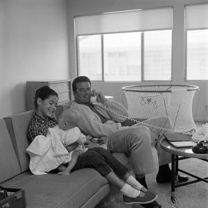 James Garner at home with daughters Gigi and Kimberly 09151958