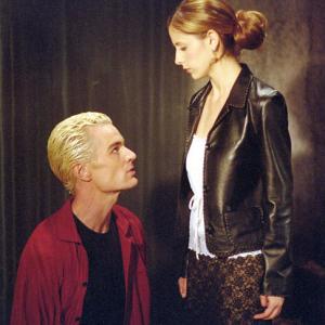 Still of Sarah Michelle Gellar and James Marsters in Vampyru zudike (1997)