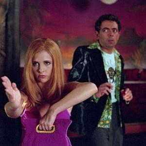 (L-r) Daphne (SARAH MICHELLE GELLAR) and Emile Mondavarious (ROWAN ATKINSON) in Warner Bros. Pictures' live-action comedy 