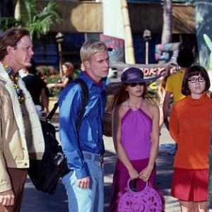 Still of Matthew Lillard, Sarah Michelle Gellar, Linda Cardellini and Freddie Prinze Jr. in Scooby-Doo (2002)