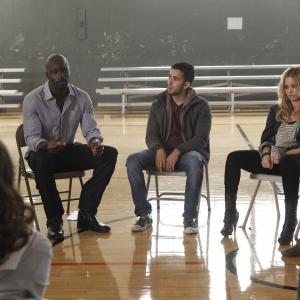 Still of Sarah Michelle Gellar and Mike Colter in Ringer (2011)