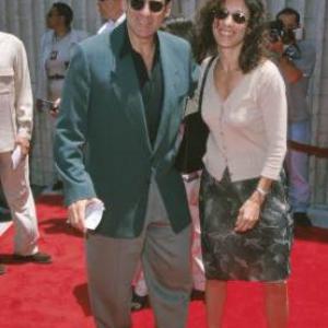 Paul Michael Glaser and Tracy Barone at event of Zvaigzdziu karai epizodas I Pavojaus seselis 3D 1999