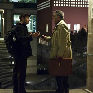 Still of Jude Law and Elliott Gould in Uzkratas (2011)