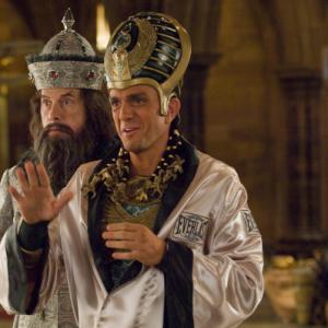 Still of Hank Azaria and Christopher Guest in Naktis muziejuje 2 2009