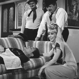 Still of Barbara Eden, Larry Hagman, Ronald Long and Arthur Malet in Mano svajoniu Dzine (1965)