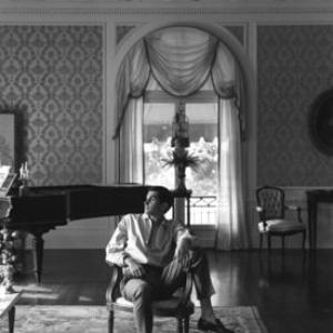 George Hamilton at home in Beverly Hills 1962 © 1978 Gunther