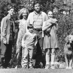 Still of Robert Hays, Kim Greist, Kevin Chevalia, Veronica Lauren and Benj Thall in Homeward Bound II: Lost in San Francisco (1996)