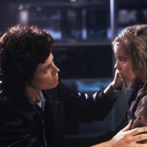 Still of Sigourney Weaver and Carrie Henn in Svetimi (1986)