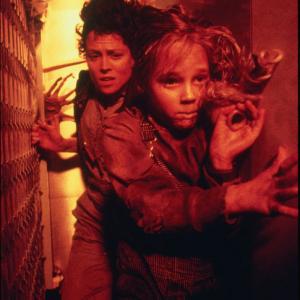 Still of Sigourney Weaver and Carrie Henn in Svetimi 1986