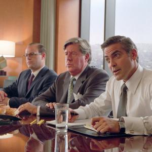 Still of George Clooney, Edward Herrmann and Paul Adelstein in Nepakenciamas ziaurumas (2003)