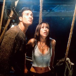Still of Jennifer Love Hewitt and Freddie Prinze Jr in As vis dar zinau ka veikei ana vasara 1998
