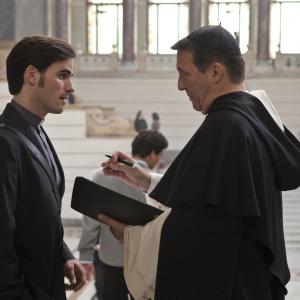 Still of Ciarn Hinds and Colin ODonoghue in Egzorcizmas 2011