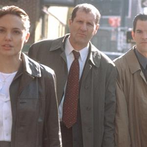 Still of Angelina Jolie Michael McGlone and Ed ONeill in The Bone Collector 1999