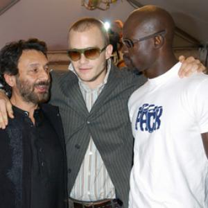 Shekhar Kapur, Djimon Hounsou and Heath Ledger at event of The Four Feathers (2002)