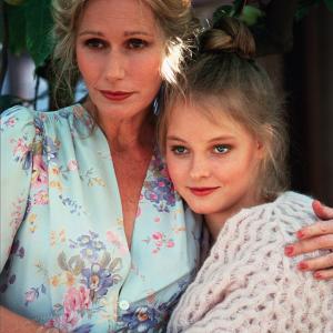 Still of Jodie Foster and Sally Kellerman in Foxes (1980)