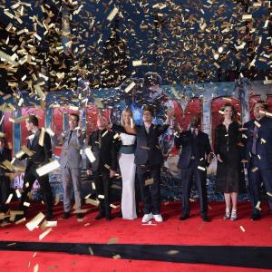 Don Cheadle, Robert Downey Jr., Gwyneth Paltrow, Ben Kingsley, James Badge Dale, Jon Favreau, Stephanie Szostak and Ty Simpkins at event of Gelezinis zmogus 3 (2013)