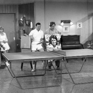 Odd Couple The Bobby Riggs Tony Randall Jack Klugman and Billie Jean King on the set 1973