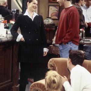Still of Isabella Rossellini, Lisa Kudrow, Matthew Perry and David Schwimmer in Draugai (1994)