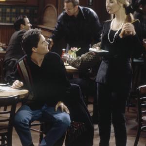 Still of Lisa Kudrow and Matthew Perry in Draugai 1994