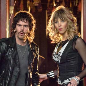 Still of Kevin Dillon and Lisa Kudrow in Hotel for Dogs (2009)