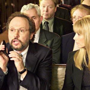 Still of Billy Crystal and Lisa Kudrow in Sutrikusi mafija (2002)