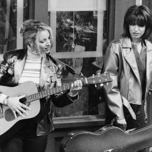 Still of Lisa Kudrow and Chrissie Hynde in Draugai 1994