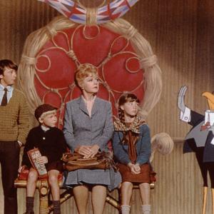 Still of Angela Lansbury in Bedknobs and Broomsticks (1971)