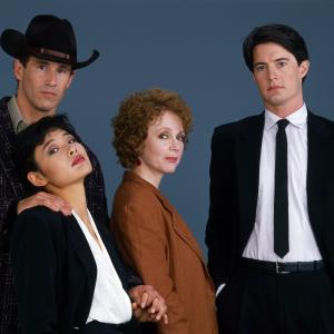 Still of Joan Chen Piper Laurie Kyle MacLachlan and Michael Ontkean in Twin Pykso miestelis 1990