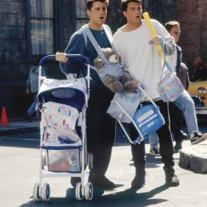 Still of Matt LeBlanc and Matthew Perry in Draugai 1994