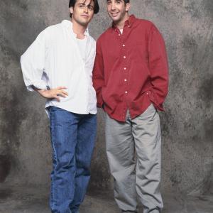 Still of Matt LeBlanc and David Schwimmer in Draugai 1994