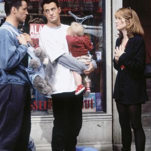 Still of Lea Thompson, Matt LeBlanc and Matthew Perry in Draugai (1994)