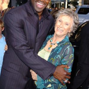 Cloris Leachman and Michael Irvin at event of The Longest Yard (2005)