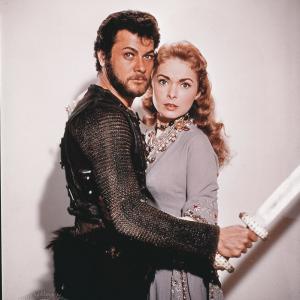 Still of Tony Curtis and Janet Leigh in The Vikings 1958