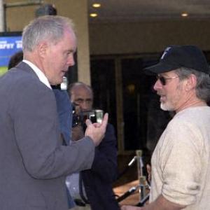 Steven Spielberg and John Lithgow at event of Srekas (2001)