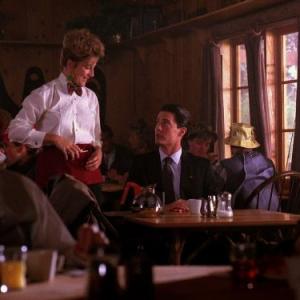 Still of Kyle MacLachlan and Jill Engels in Twin Pykso miestelis 1990
