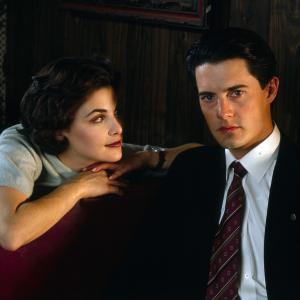 Still of Sherilyn Fenn and Kyle MacLachlan in Twin Pykso miestelis 1990