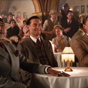Still of Leonardo DiCaprio, Amitabh Bachchan and Tobey Maguire in Didysis Getsbis (2013)