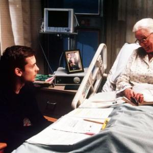 Tobey Maguire and Rosemary Harris in Zmogus voras 2002