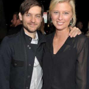 Tobey Maguire and Jenno Topping at event of Country Strong (2010)