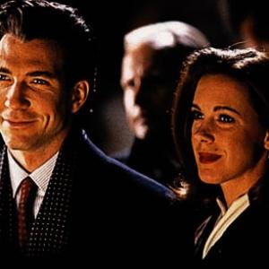 Still of Dylan McDermott and Elizabeth Perkins in Miracle on 34th Street 1994