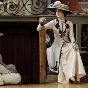 Still of Elizabeth McGovern and Hugh Bonneville in Downton Abbey 2010