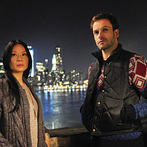 Still of Jonny Lee Miller and Lucy Liu in Elementaru (2012)