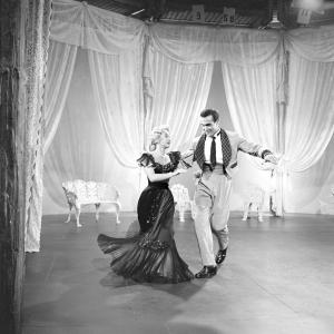 Still of Ricardo Montalban and Jane Powell in Two Weeks with Love (1950)