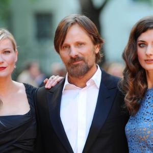 Kirsten Dunst Viggo Mortensen and Daisy Bevan at event of The Two Faces of January 2014