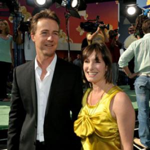 Edward Norton and Gale Anne Hurd at event of Nerealusis Halkas 2008