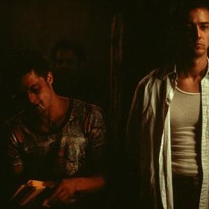 Still of Brad Pitt and Edward Norton in Kovos klubas (1999)