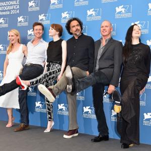 Michael Keaton, Edward Norton, Alejandro González Iñárritu, Amy Ryan, Emma Stone and Andrea Riseborough at event of Zmogus-paukstis (2014)